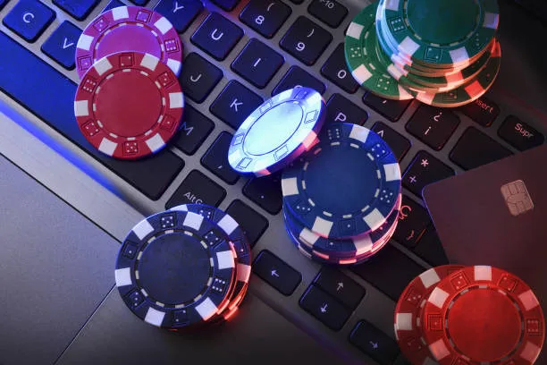 Crupier colocando cartas para juego en vivo